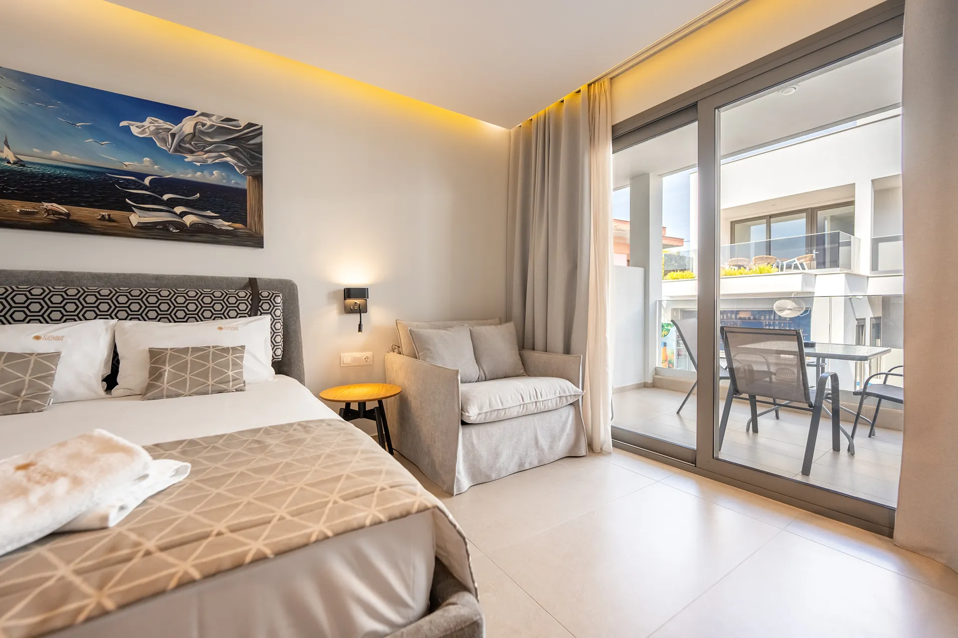 Tiara Holidays - Elegant Maltepe - Triple Room with Pool View - bedroom